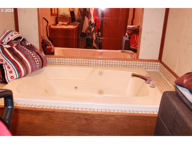 1783 VIEW St, Myrtle Point, OR 97458