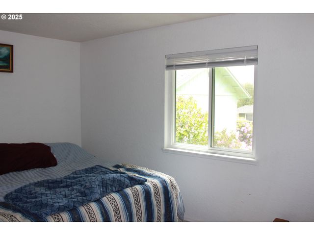 1783 VIEW St, Myrtle Point, OR 97458