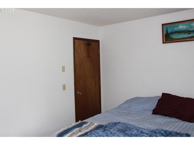 1783 VIEW St, Myrtle Point, OR 97458