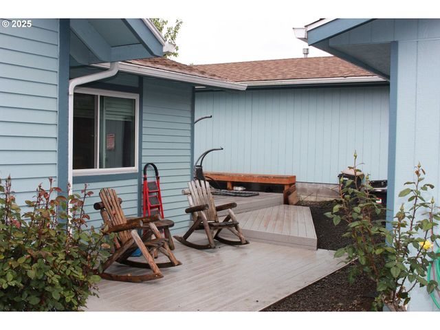 1783 VIEW St, Myrtle Point, OR 97458