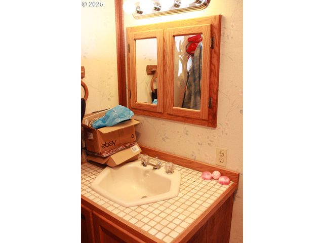 1783 VIEW St, Myrtle Point, OR 97458