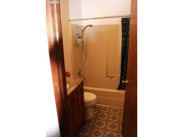 1783 VIEW St, Myrtle Point, OR 97458