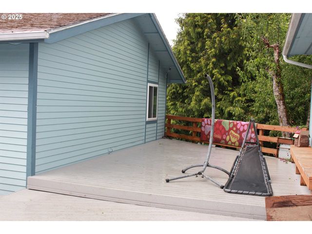 1783 VIEW St, Myrtle Point, OR 97458