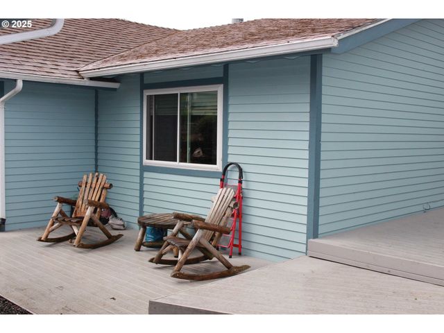 1783 VIEW St, Myrtle Point, OR 97458