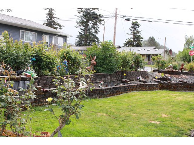 1783 VIEW St, Myrtle Point, OR 97458