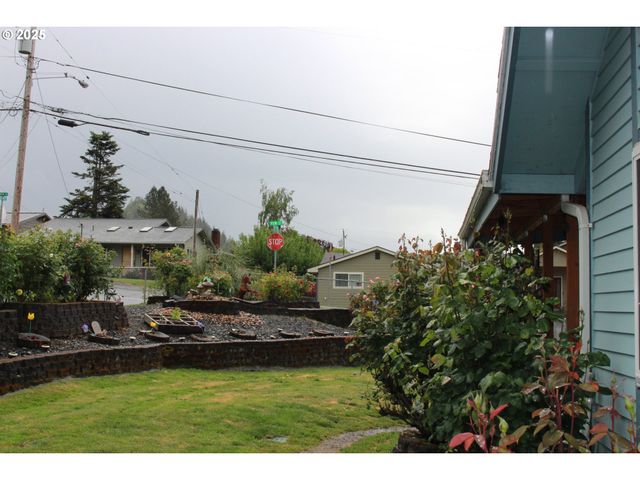 1783 VIEW St, Myrtle Point, OR 97458