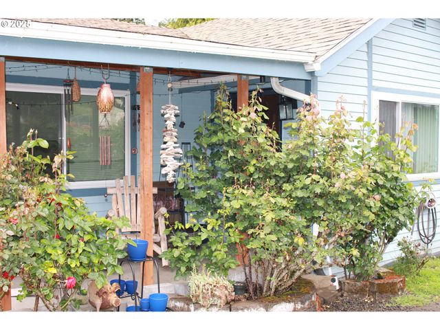 1783 VIEW St, Myrtle Point, OR 97458