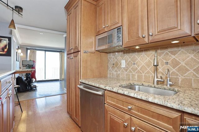 277 Prospect Avenue 18H, Hackensack, NJ 07601