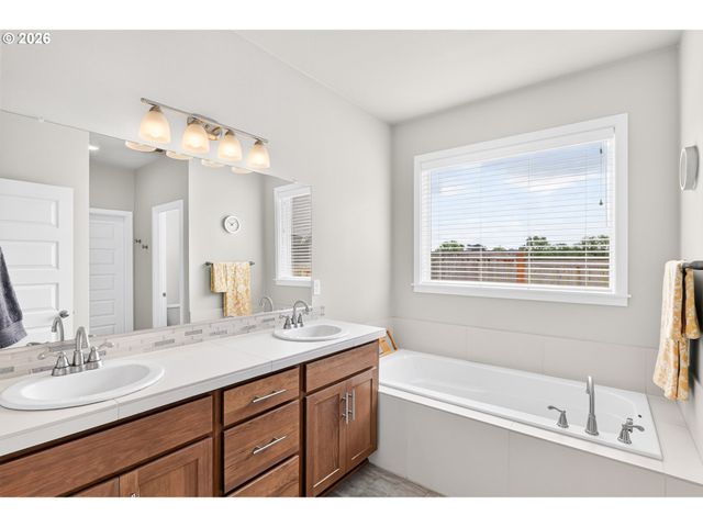 708 E TAFT St, Carlton, OR 97111