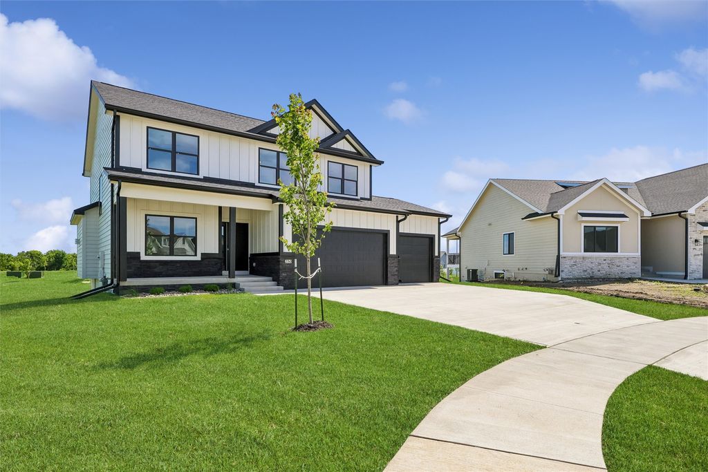 250 NW Copperleaf Court, Waukee, IA 50263