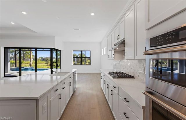 1992 Don Benito WAY, Naples, FL 34120