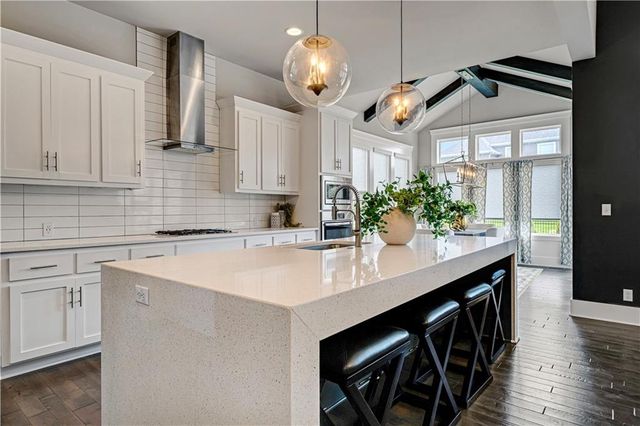 11510 W 157th Terrace, Overland Park, KS 66221