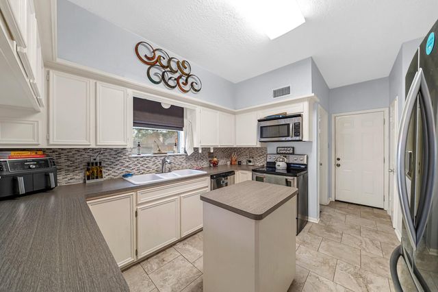 1501 Piney Woods Drive, Friendswood, TX 77546