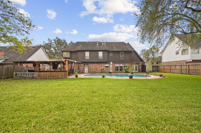 1501 Piney Woods Drive, Friendswood, TX 77546