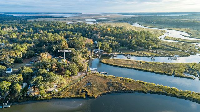 1222 River Drive NE, Townsend, GA 31331