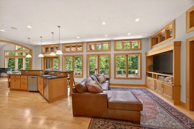 4400 Ettenmoor Lane SW, Rochester, MN 55902