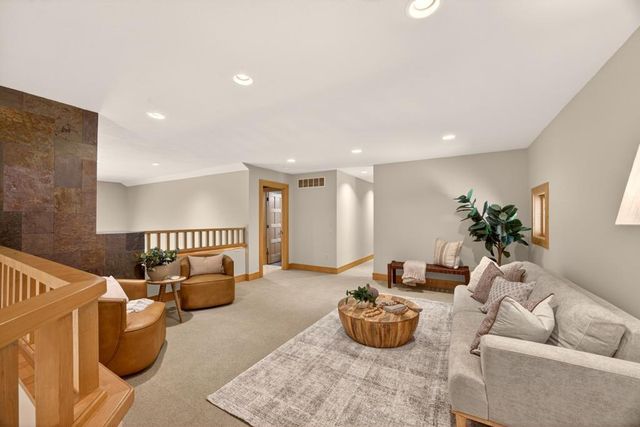 4400 Ettenmoor Lane SW, Rochester, MN 55902