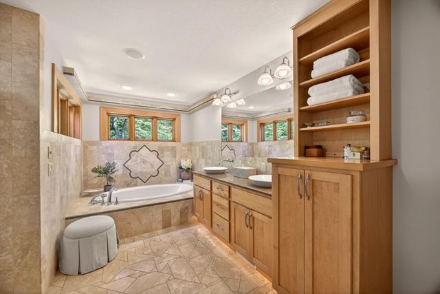4400 Ettenmoor Lane SW, Rochester, MN 55902