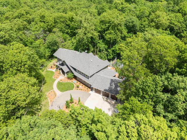 4400 Ettenmoor Lane SW, Rochester, MN 55902