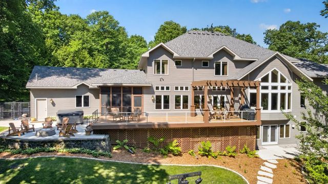 4400 Ettenmoor Lane SW, Rochester, MN 55902