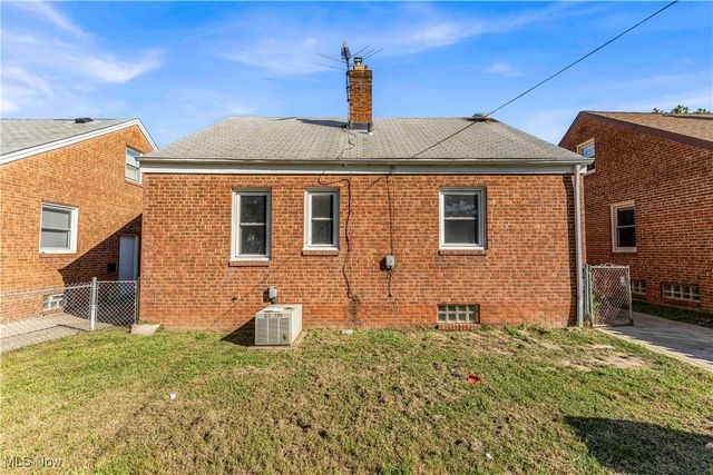 2703 Hearthstone Road, Parma, OH 44134