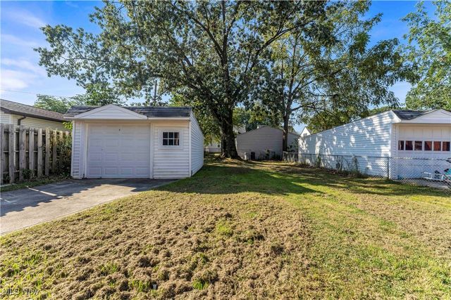 2703 Hearthstone Road, Parma, OH 44134