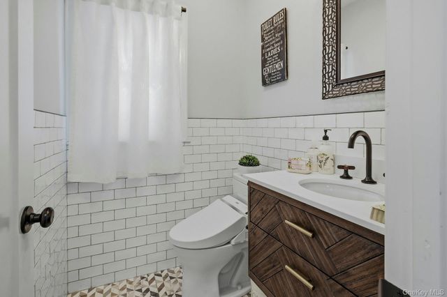 91 Bar Beach Road, Port Washington, NY 11050