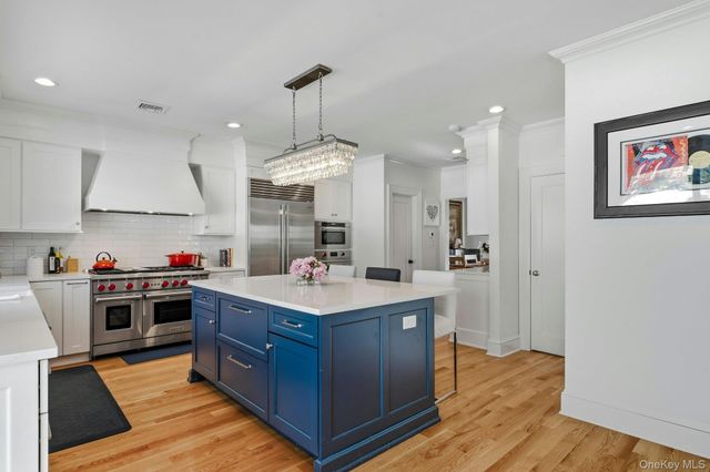 91 Bar Beach Road, Port Washington, NY 11050