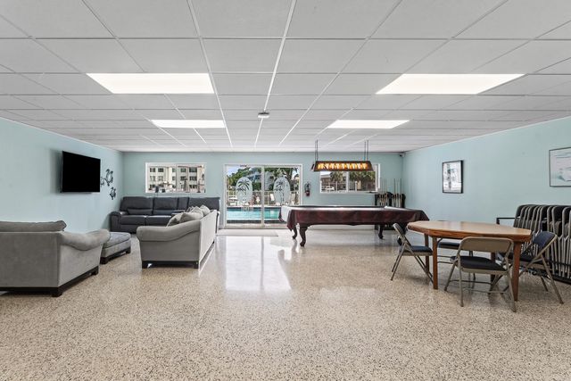 108 Paradise Harbour Boulevard 107, North Palm Beach, FL 33408