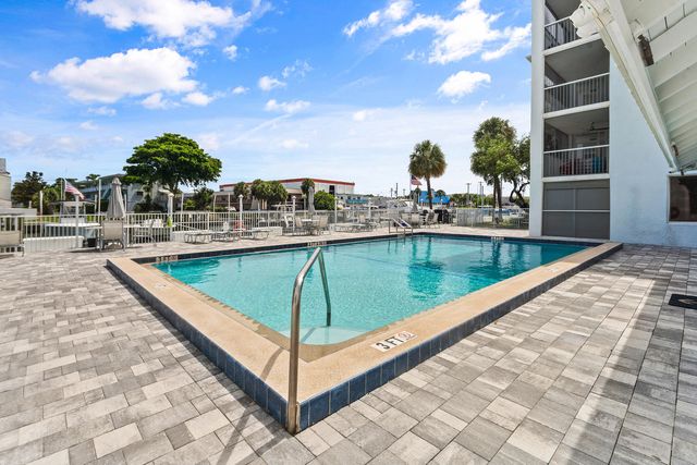 108 Paradise Harbour Boulevard 107, North Palm Beach, FL 33408