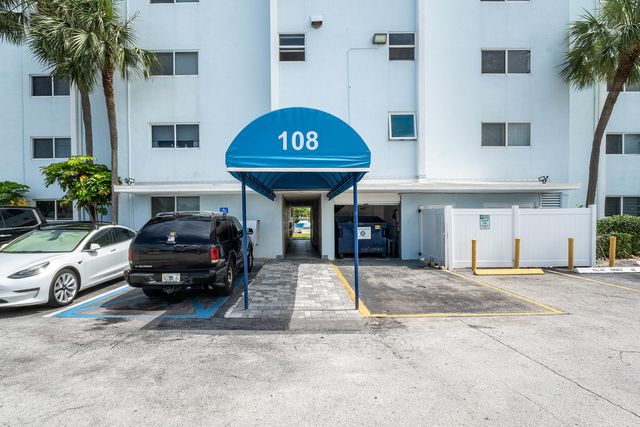 108 Paradise Harbour Boulevard 107, North Palm Beach, FL 33408