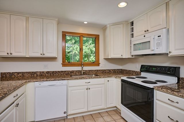 65 Blackberry Lane, Northampton, MA 01060