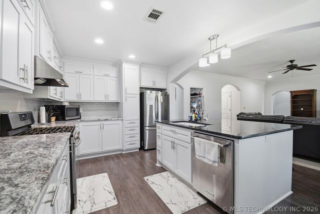 2702 Highwood Drive, Claremore, OK 74017