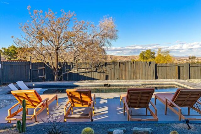 61664 Crest Circle Drive, Joshua Tree, CA 92252