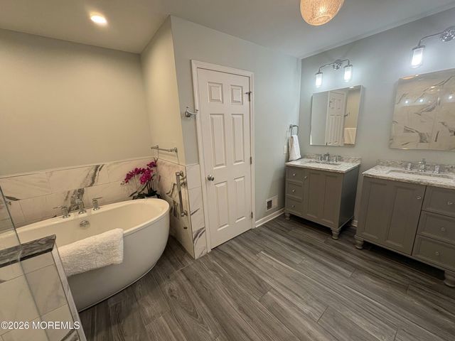 8 Fells Drive, Manalapan, NJ 07726