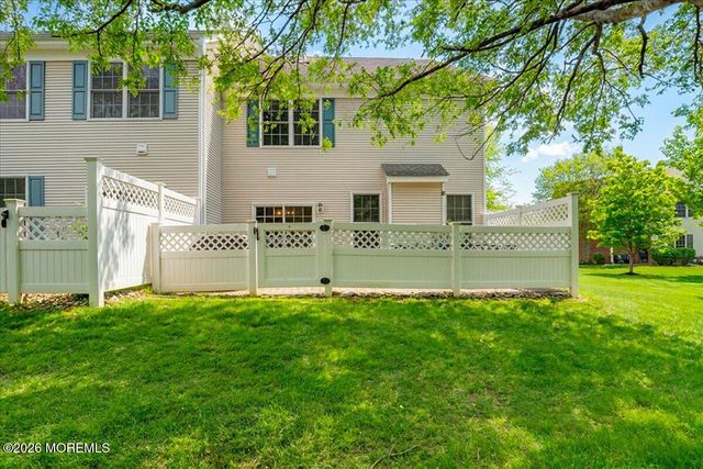 8 Fells Drive, Manalapan, NJ 07726