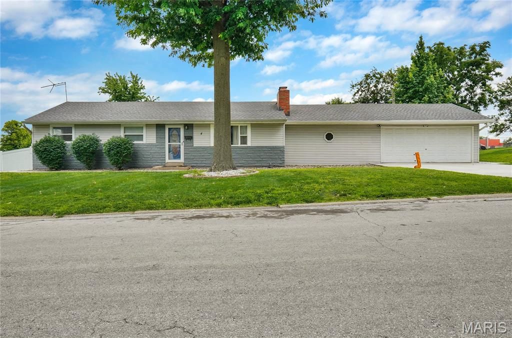 4 Hazelwood Lane, Hazelwood, MO 63042