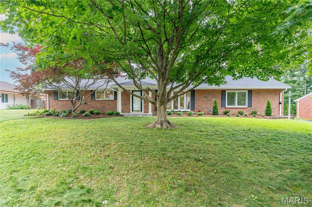 8 Tealwood Drive, Creve Coeur, MO 63141