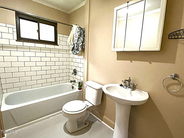 1166 Lake Drive, Dandridge, TN 37725