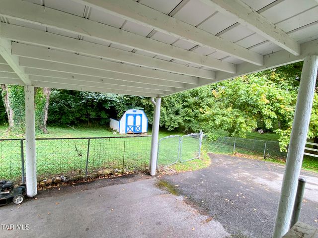 1166 Lake Drive, Dandridge, TN 37725