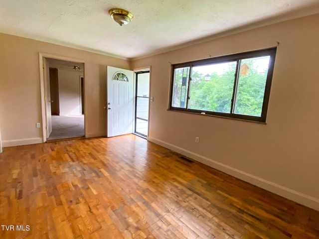 1166 Lake Drive, Dandridge, TN 37725