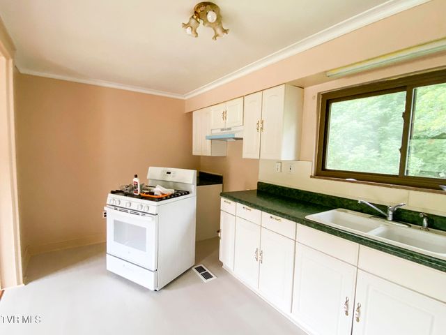 1166 Lake Drive, Dandridge, TN 37725