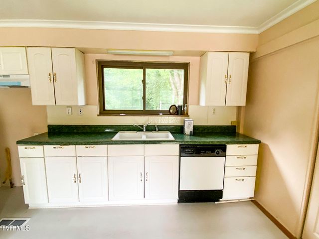 1166 Lake Drive, Dandridge, TN 37725