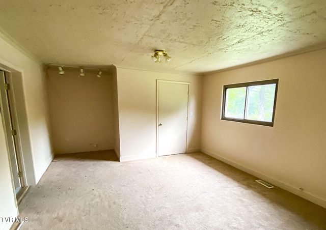 1166 Lake Drive, Dandridge, TN 37725