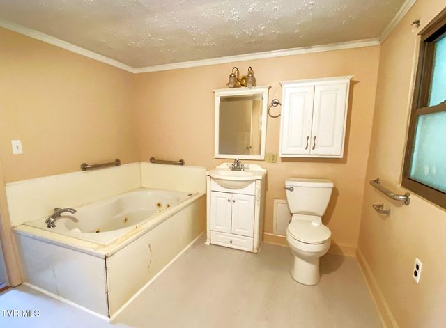 1166 Lake Drive, Dandridge, TN 37725