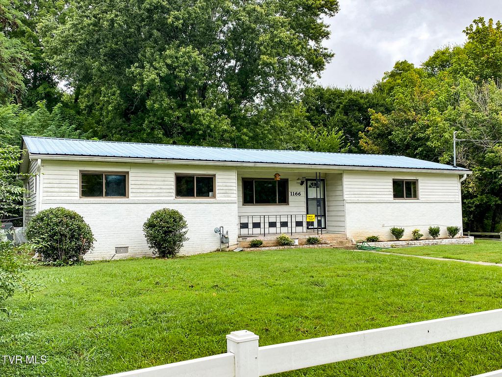 1166 Lake Drive, Dandridge, TN 37725