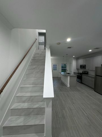 8305 Prairie View Drive B, Houston, TX 77088