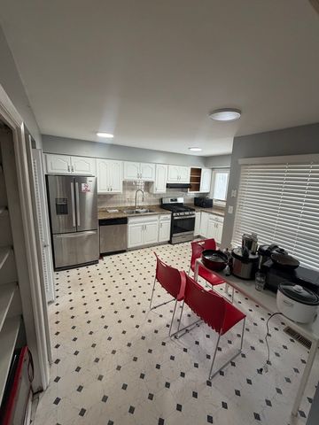 1200 Glen Lane, Hoffman Estates, IL 60169