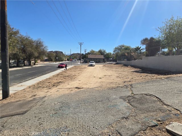 3 Third, Victorville, CA 92395