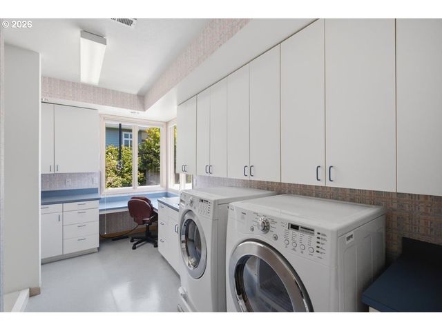 2469 CRESTMONT Cir, Salem, OR 97302